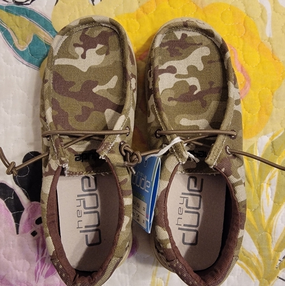 NWY Hey Dude Wally Youth Camo Slip On Sneakers - Picture 3 of 8